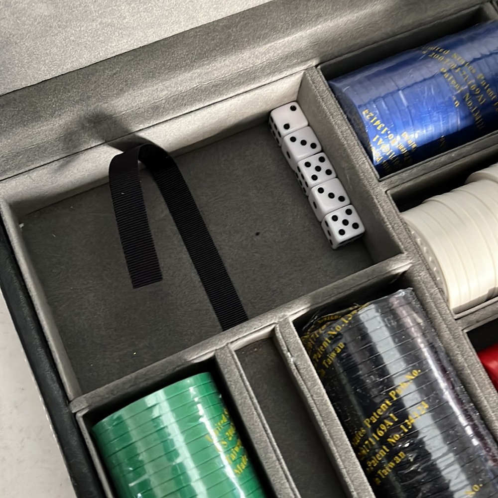 Leather cased poker game box like new - Picture 4 of 8